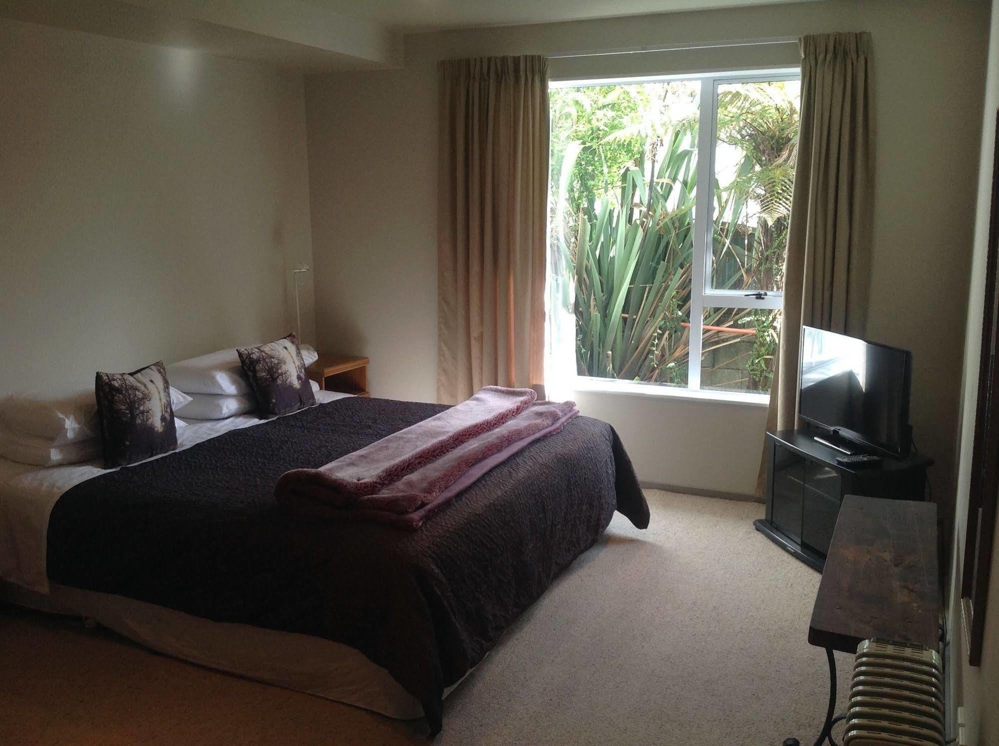 Bed and Breakfast Shakespeare House à Te Anau Extérieur photo
