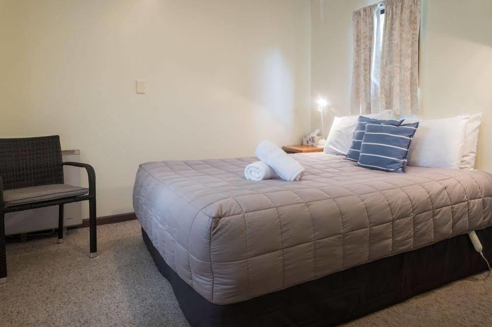 Bed and Breakfast Shakespeare House à Te Anau Extérieur photo